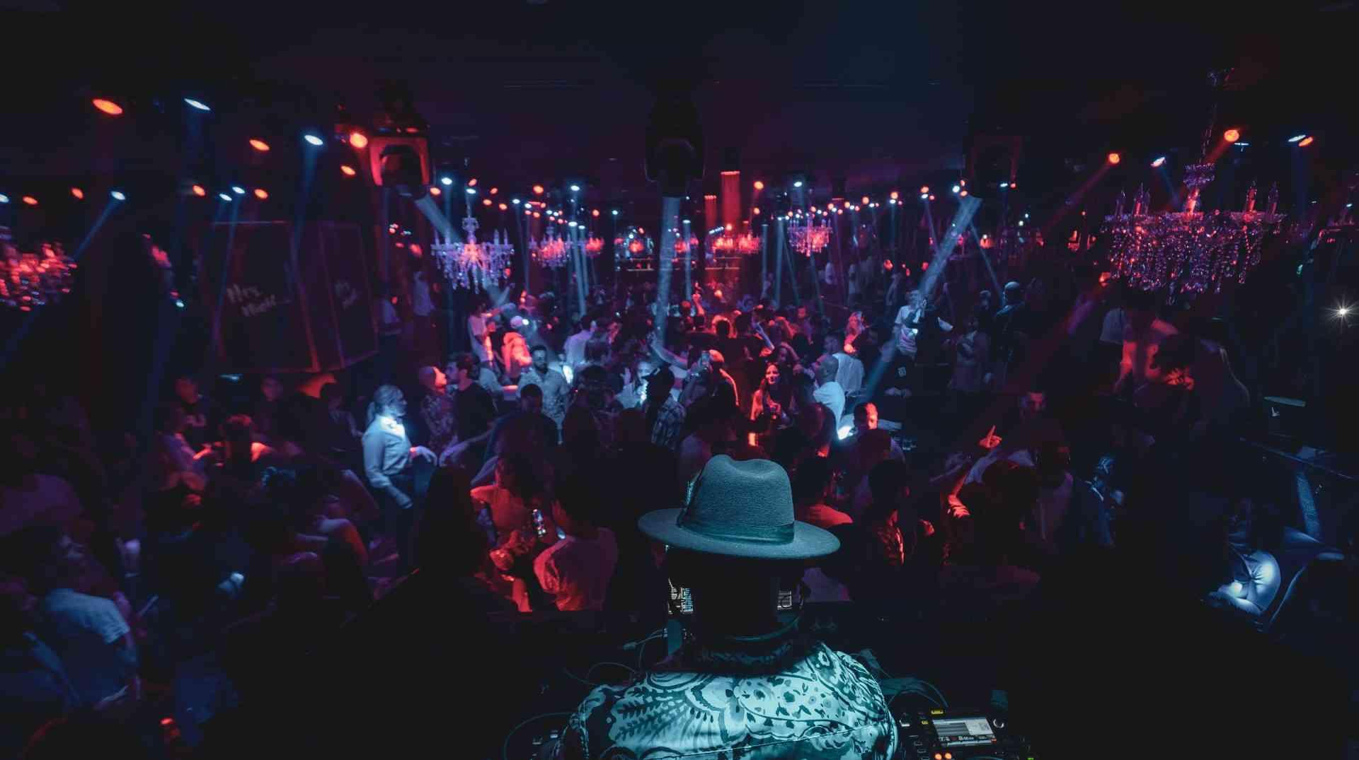 Qatar's Nightlife: Best Bars, Clubs, and Entertainment Spots - Let's Go ...